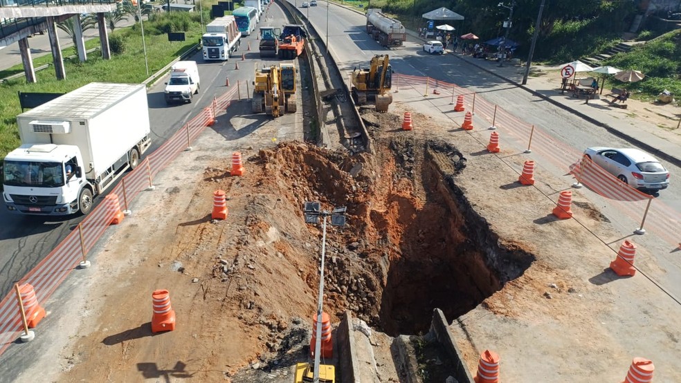 Cratera mant&eacute;m trecho da BR-324 interditado e provoca congestionamento de 4 km &mdash; Foto: PRF