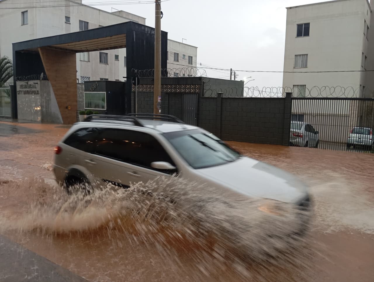 Chuva forte provoca alagamentos, queda de árvores e falta de energia em Divinópolis