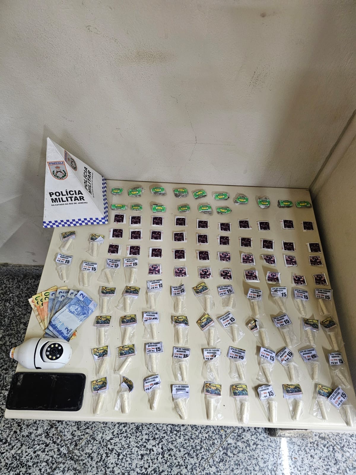 Mulher é presa por suspeita de tráfico de drogas em Paraty