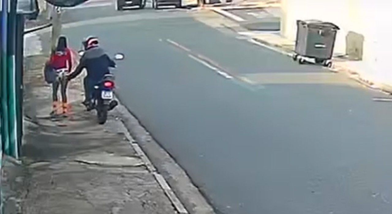 Mulheres denunciam assédio de motociclista em Sorocaba; vídeo flagra homem invadindo calçada para tocar em vítima 