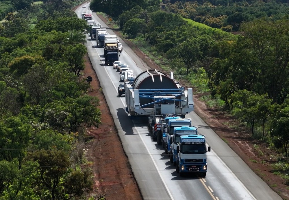 Megacarga chega a Uberlândia e segue rumo a Uberaba pela BR-050