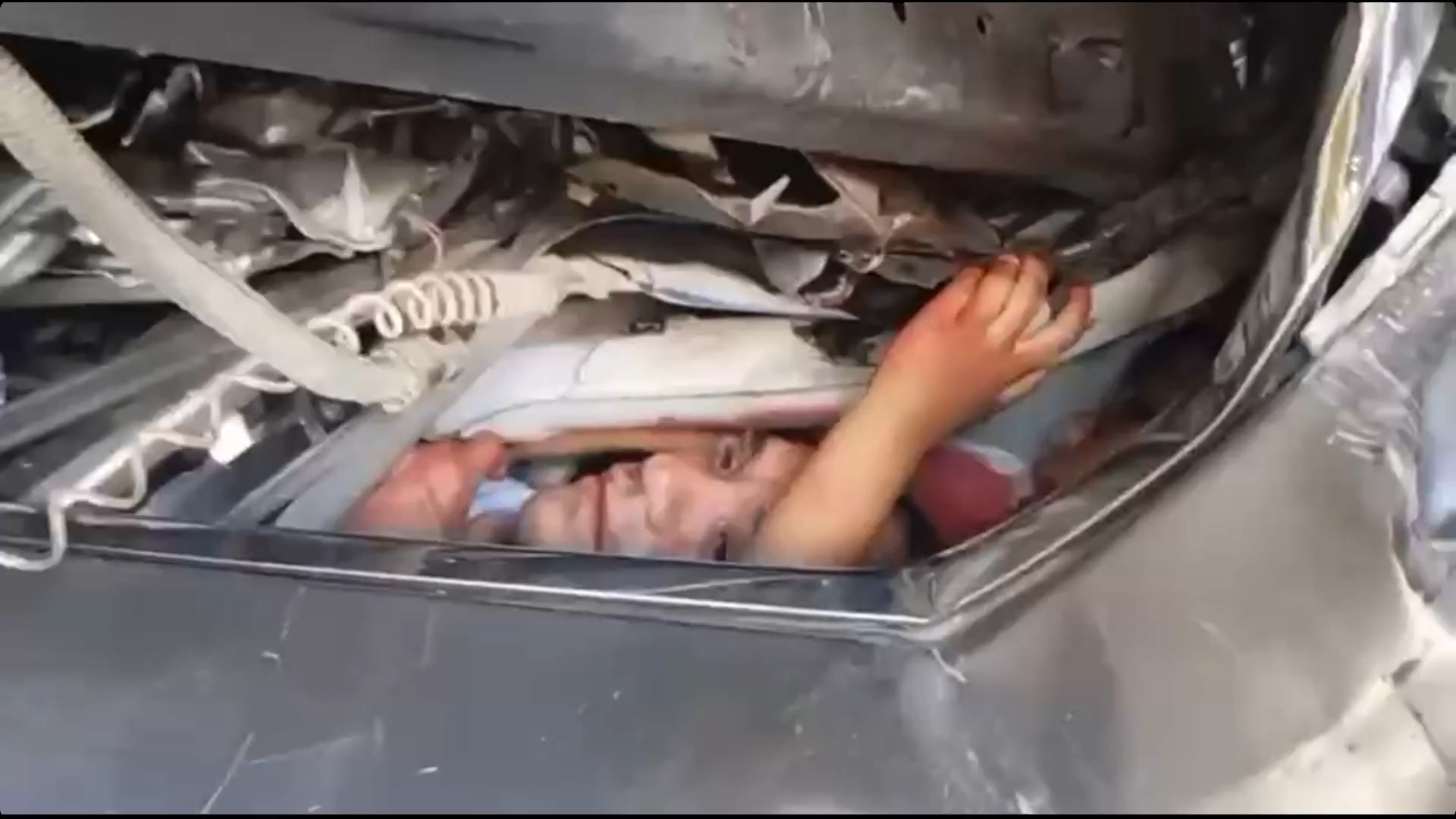 'Alguém segura a mão do meu filho', disse mãe após acidente que deixou carro esmagado em Alagoas; VÍDEO
