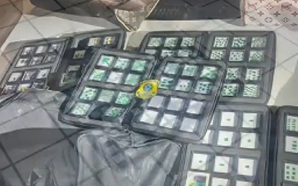 Pedras preciosas estavam dentro de sacos plásticos e malas — Foto: Polícia Rodoviária Federal