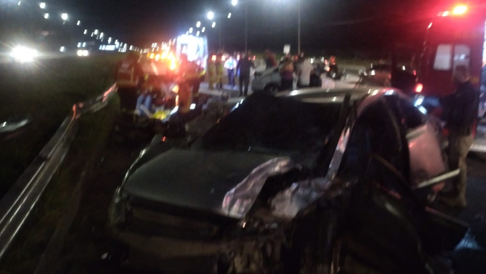 Carro na contramão bate de frente com outro veículo e deixa quatro feridos na Dutra, em São José