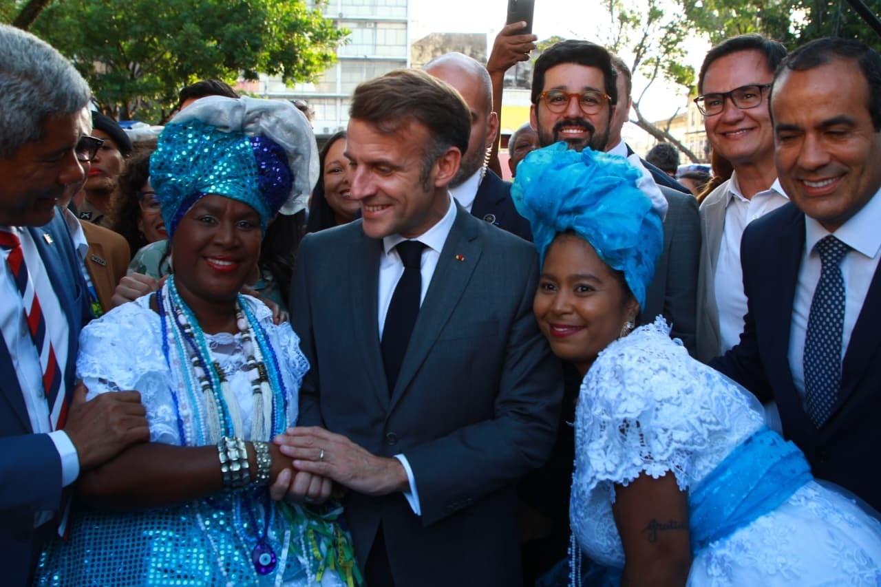 Macron chega a Salvador para abertura de festival sobre conexão entre Brasil e França