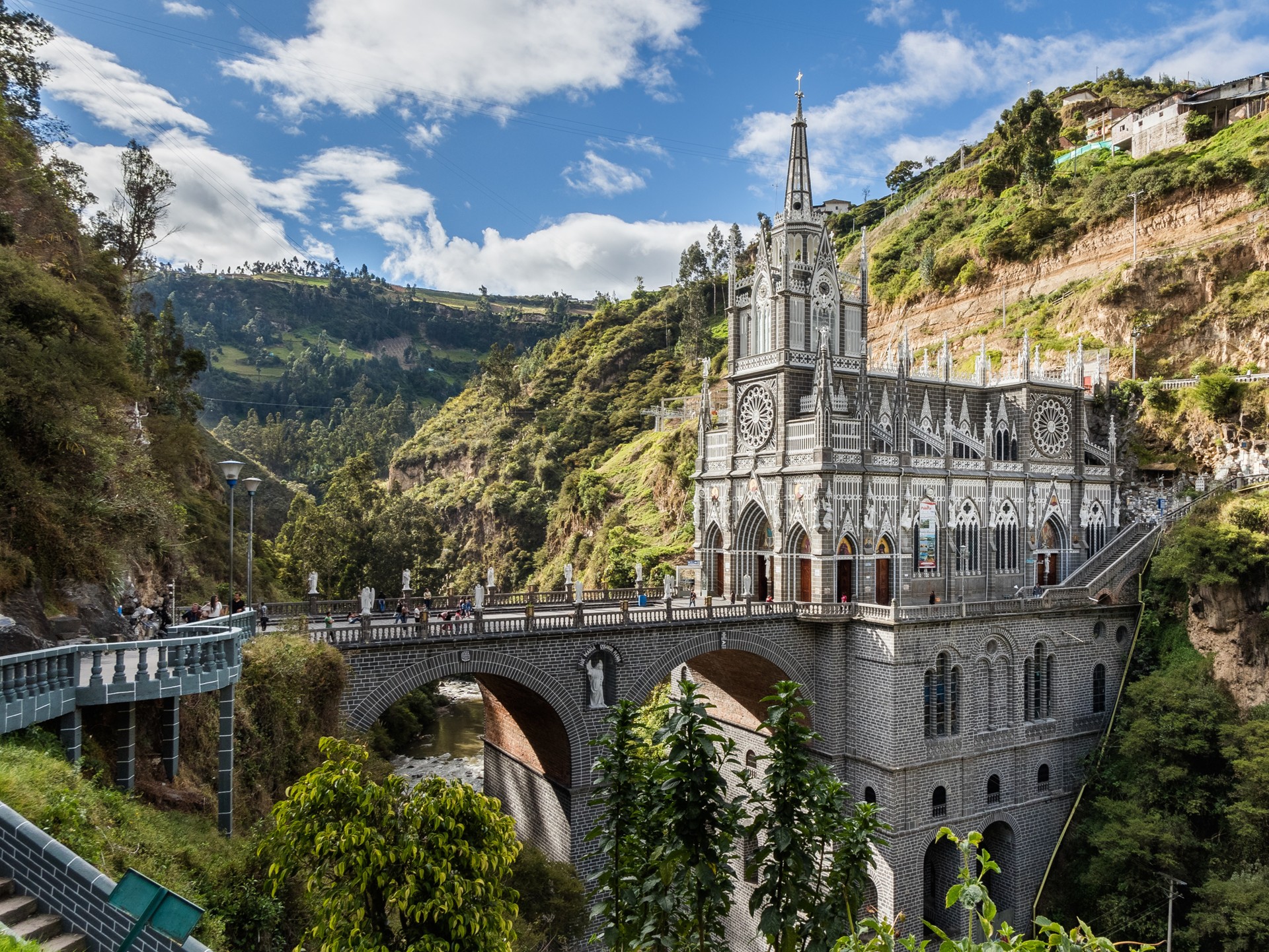 É #FAKE vídeo de igreja com turistas desabando na Colômbia; imagens foram produzidas com inteligência artificial