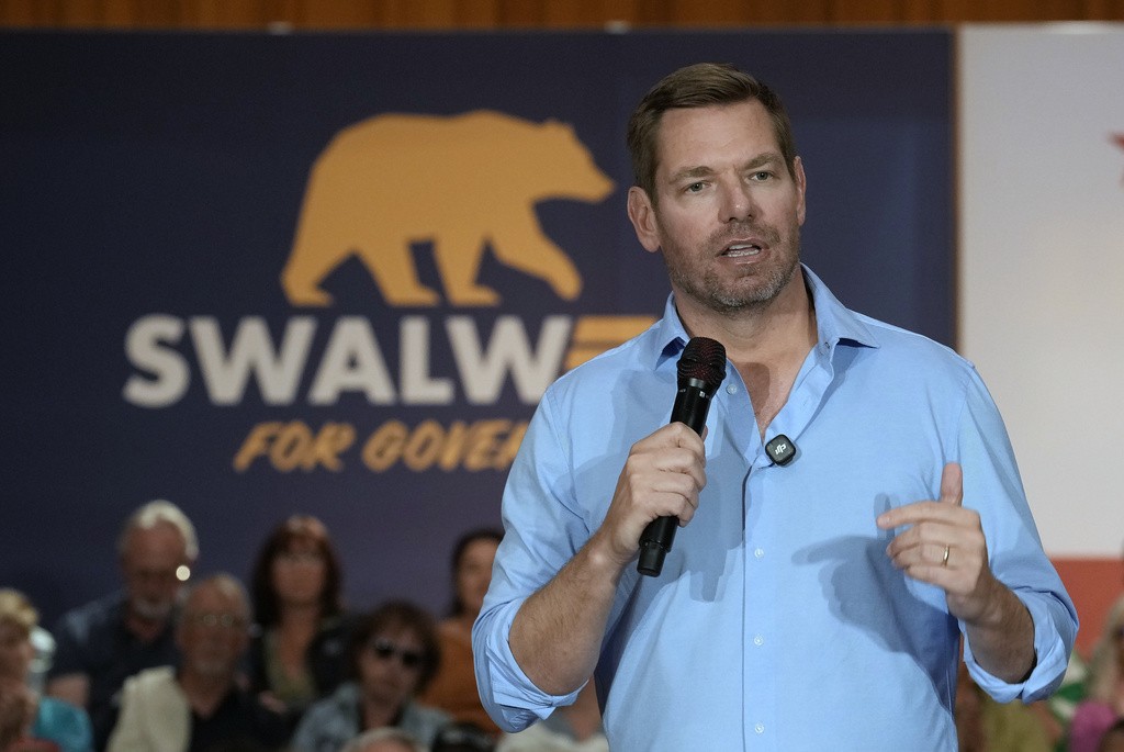 O congressista Eric Swalwell anunciou a suspens