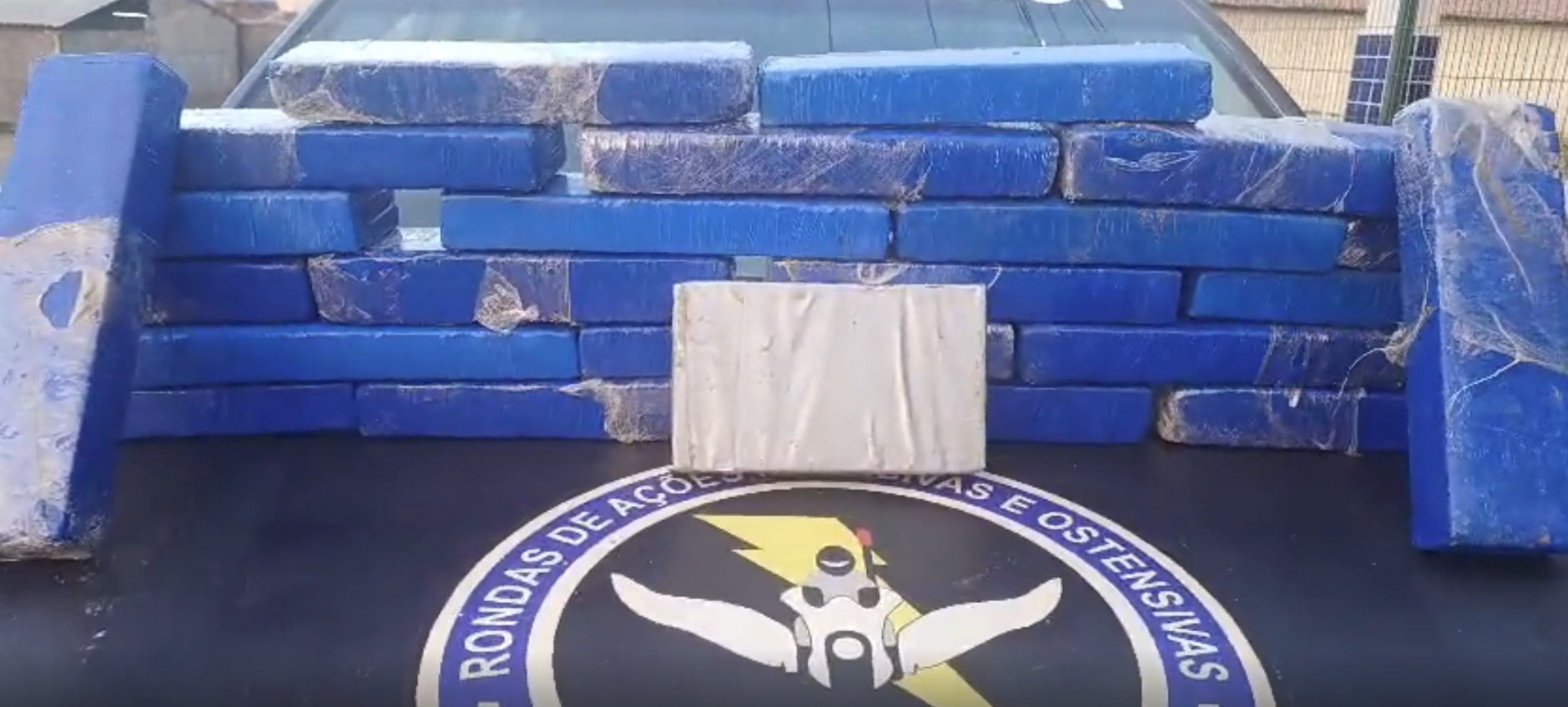 Homens são presos com 21 kg de drogas escondidas em assoalho e porta-malas de carro, no CE