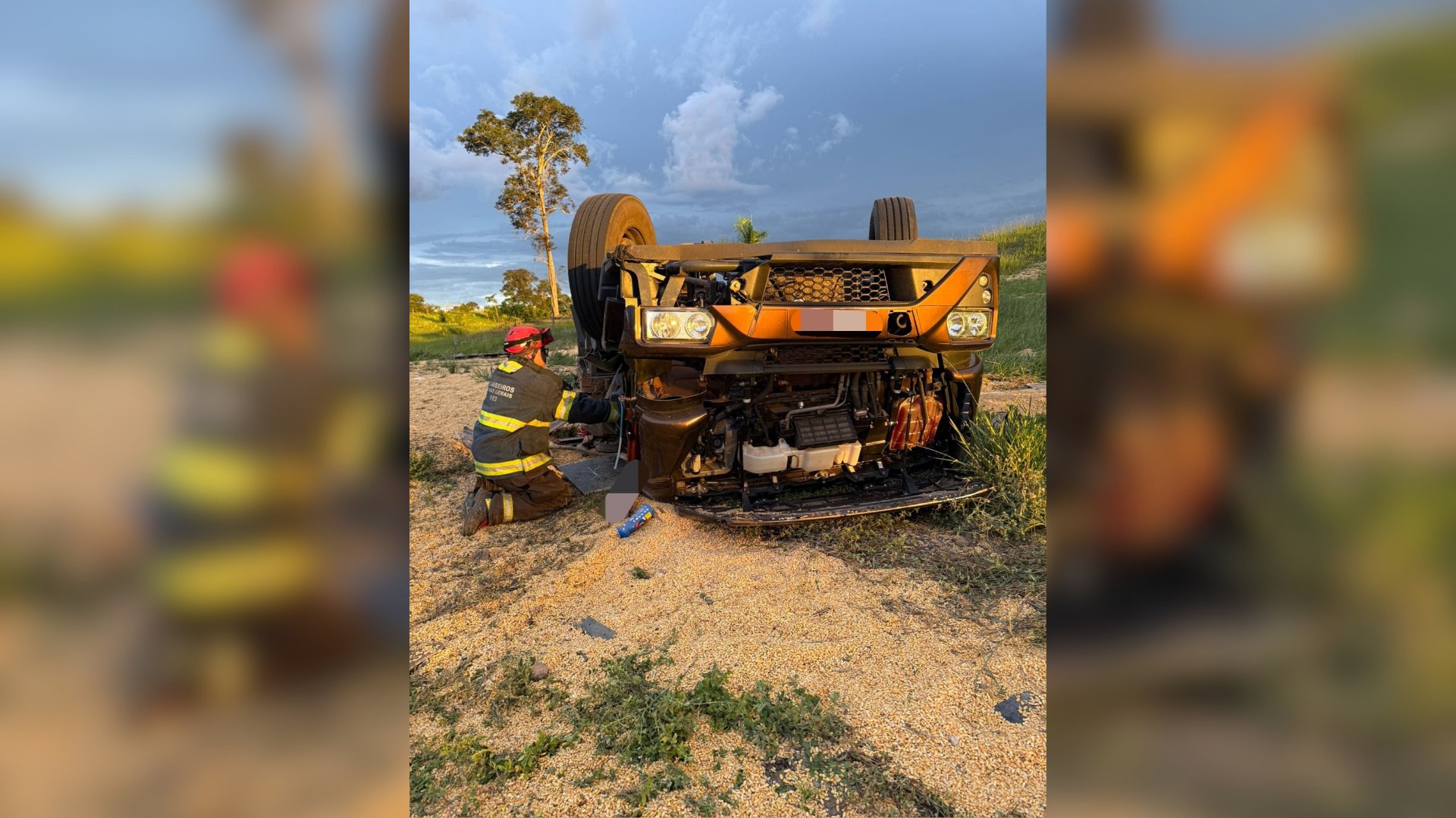 Carreta carregada com milho capota em descida de serra e deixa dois mortos na MG-223
