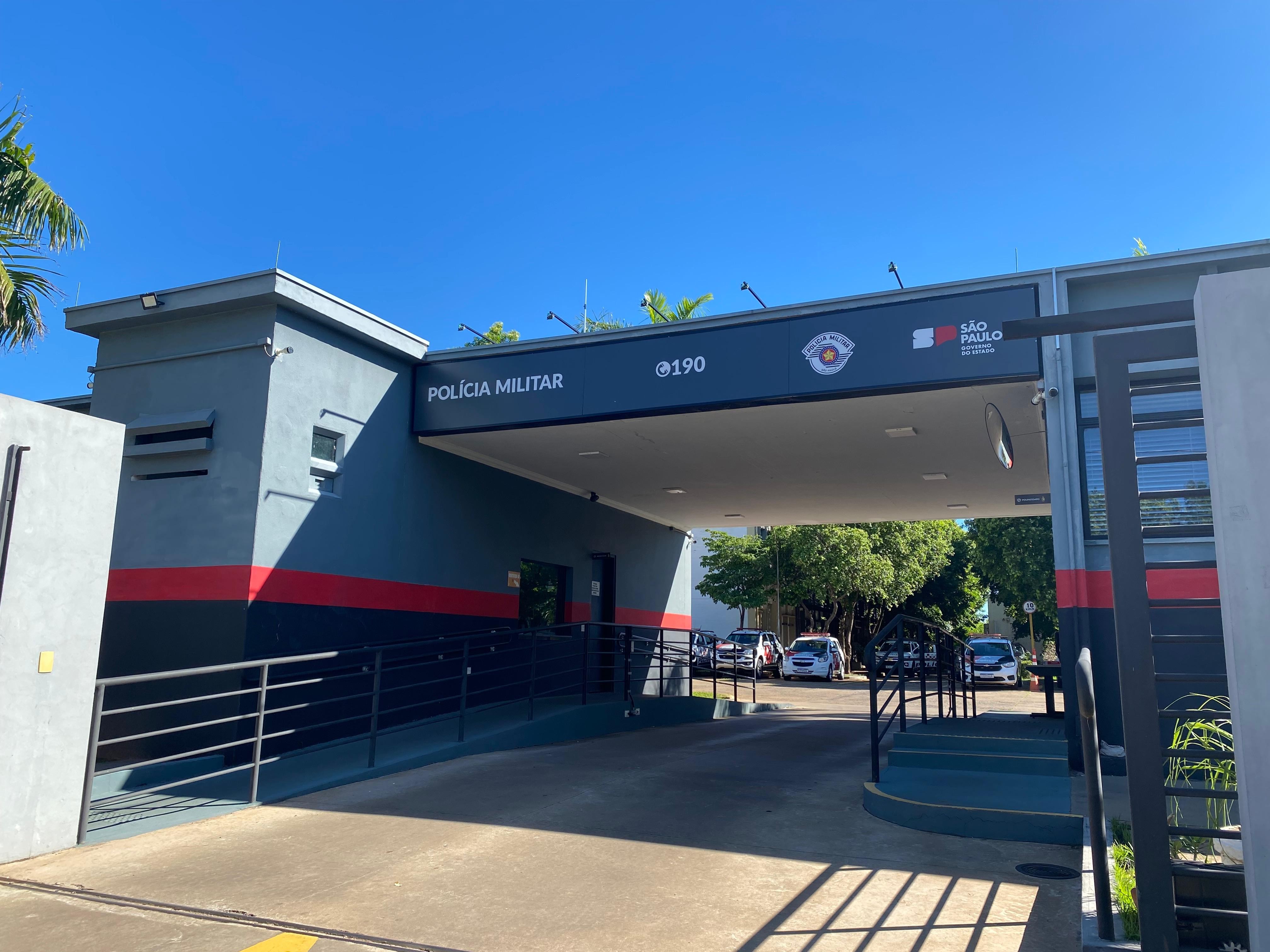 Mulher é socorrida em estado gravíssimo após bater cabeça ao cair de carro em movimento 