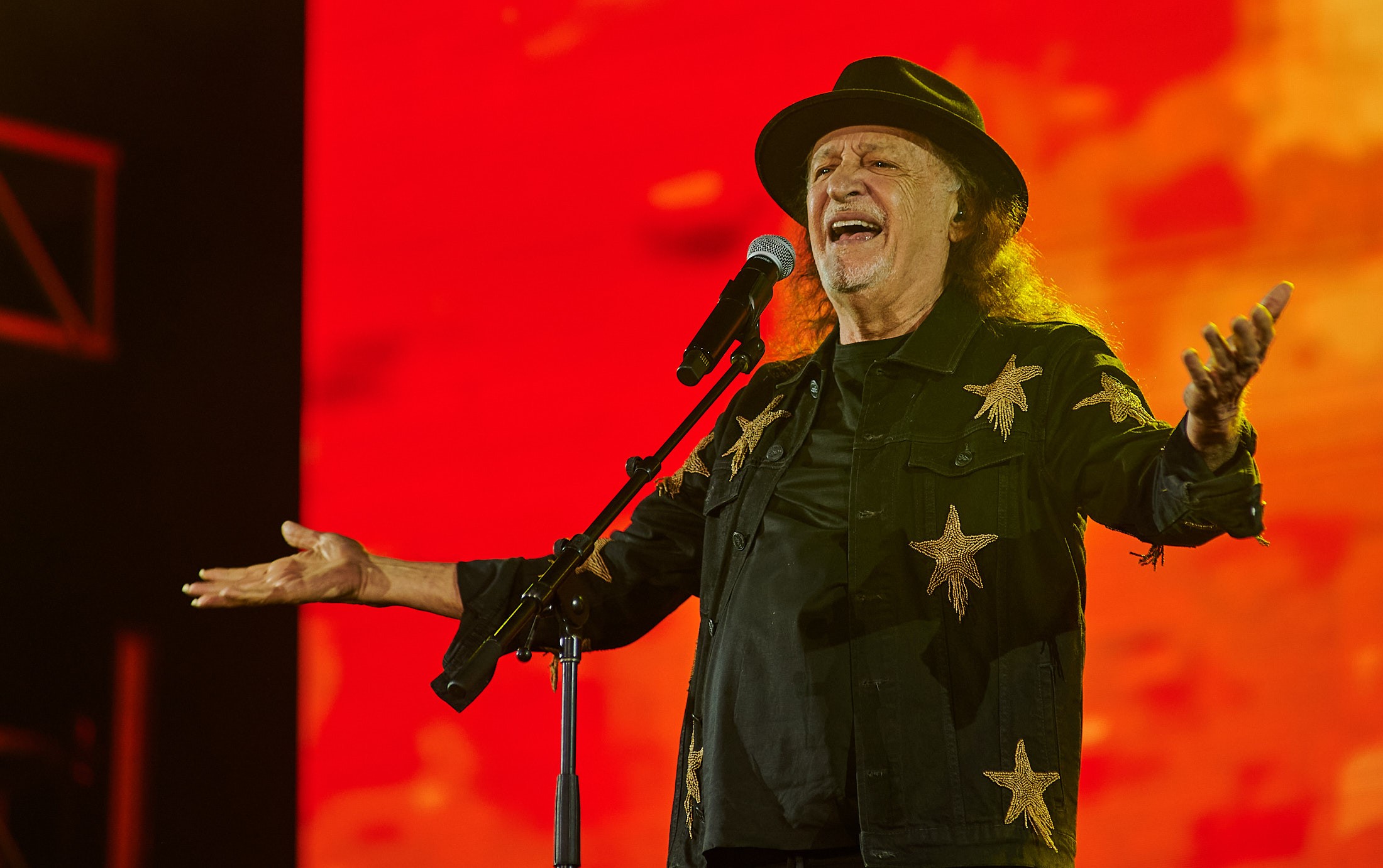 Alceu Valença abre com rock psicodélico e traz guitarra para clássicos do forró e frevo no João Rock