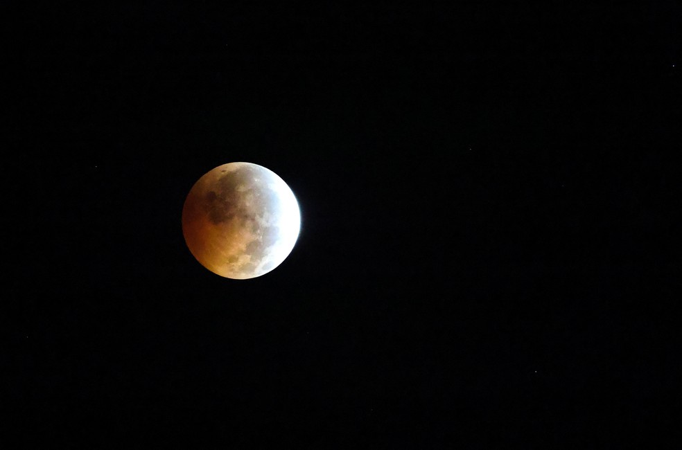 A Lua durante um eclipse lunar parcial no c�u sobre Dakar, Senegal, em 28 de agosto de 2026. � Foto: REUTERS/Misper Apawu