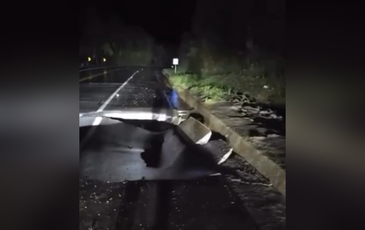 Trecho da SP-250 é liberado para veículos leves após erosão causada pela chuva em Guapiara