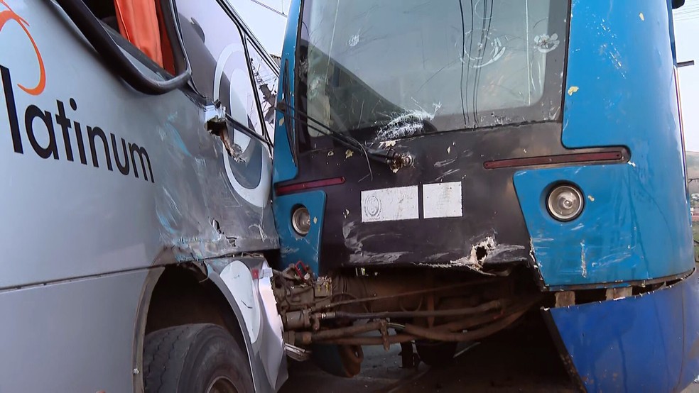 Ônibus bate em trem em Japeri — Foto: Reprodução/TV Globo