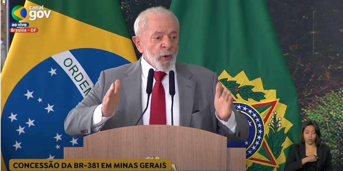 Lula e ministros criticam governador de Minas em assinatura de contrato da 'rodovia da morte'