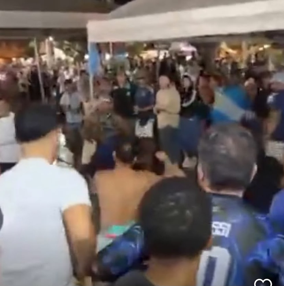 Torcedores argentinos e brasileiros brigam na Praça Santos Dumont, em Búzios — Foto: Reprodução/Redes sociais