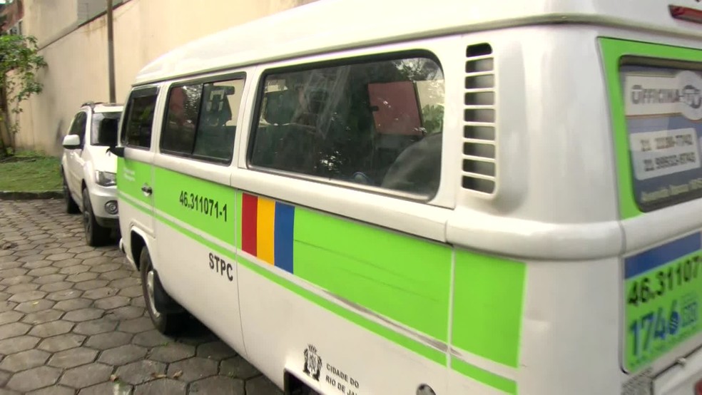 Kombi onde Ágatha Félix estava quando foi atingida no Complexo do Alemão, no Rio de Janeiro — Foto: Reprodução/ TV Globo