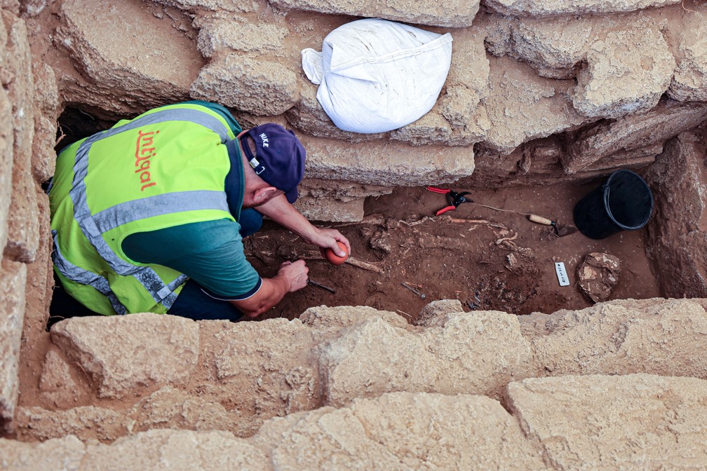 Arquelogo escava esqueleto humano em cemitrio do Imprio Romano na Faixa de Gaza — Foto: Mahmud Hams/AFP