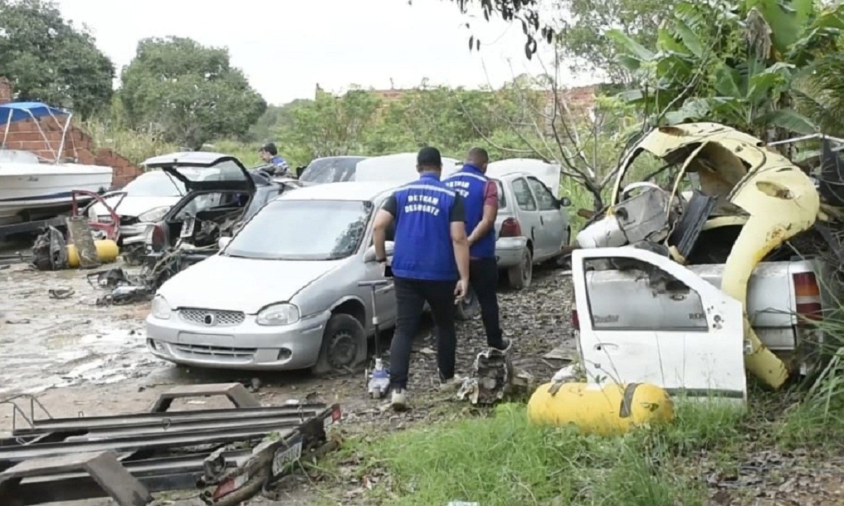 Dois ferros-velhos são interditados em Saquarema, no RJ