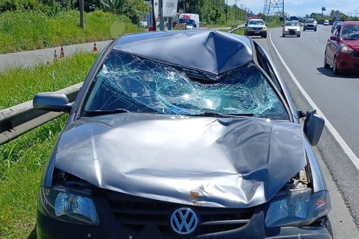 Ciclista morre após colidir com carro e ser arremessado por oito metros em rodovia de SP