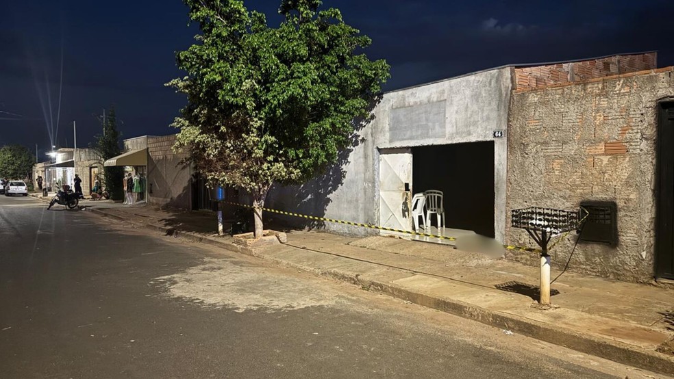 Após ser golpeado com faca, vítima tentou pedir ajuda  — Foto: Mauro Barbosa