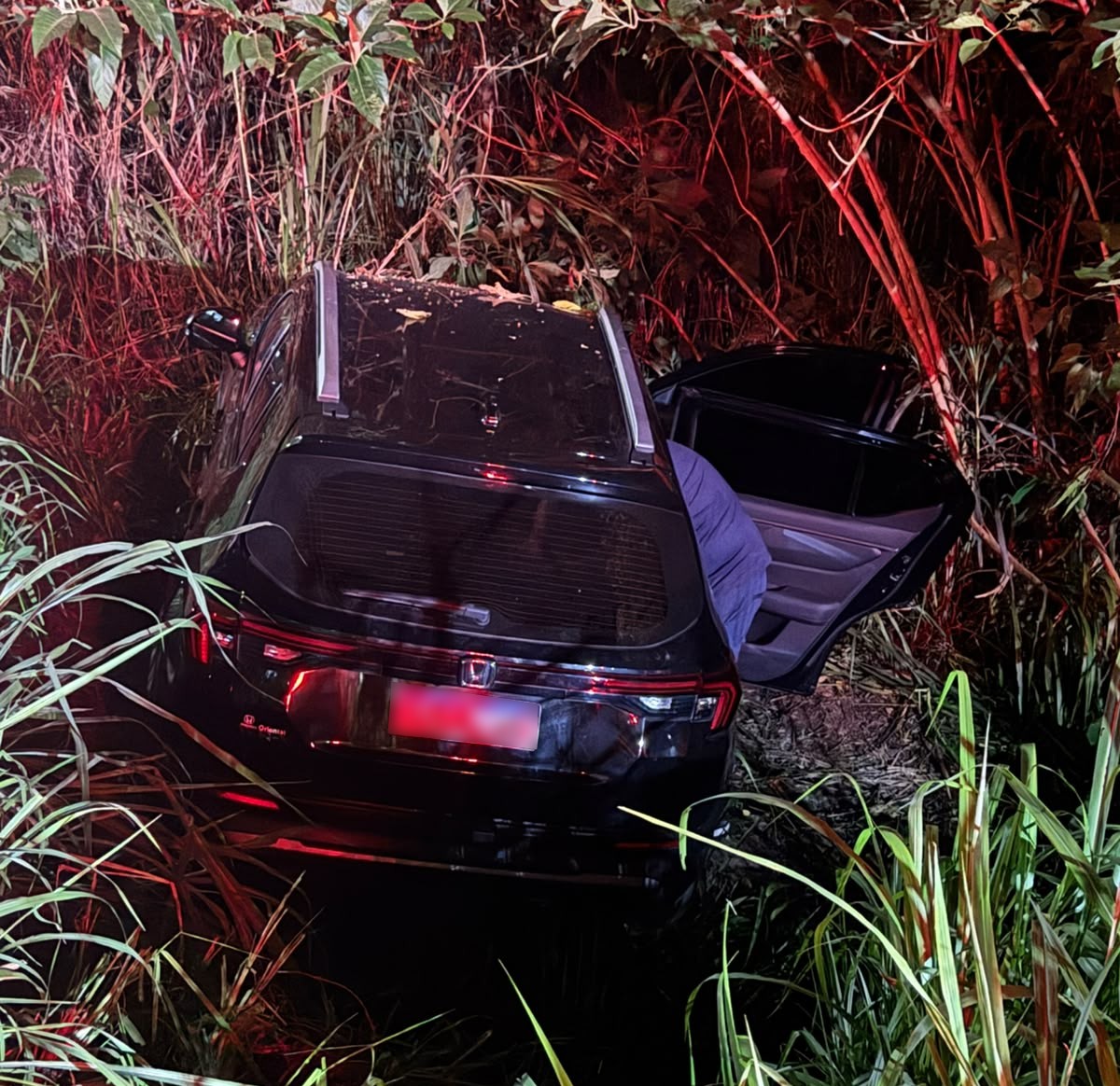 Carro sai da pista e cai ribanceira em Volta Redonda
