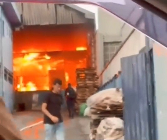 Incêndio atinge galpão de fábrica de plástico no Jardim Alzira, em Santo André, na Grande SP