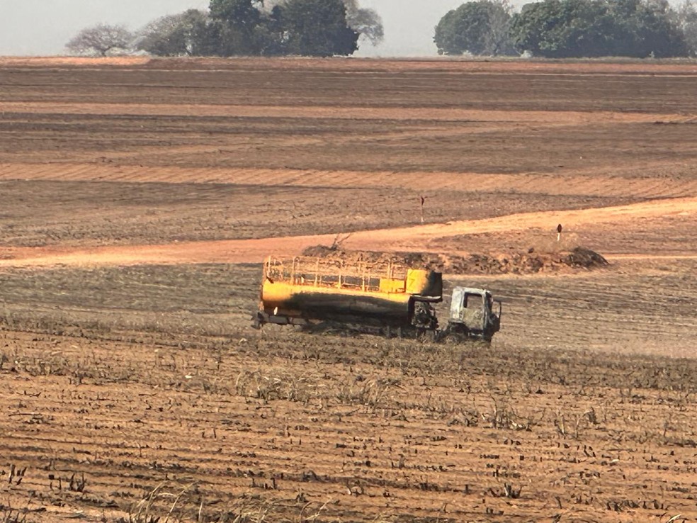 Caminhão foi queimado durante incêndio em Itiquira — Foto: Polícia Militar