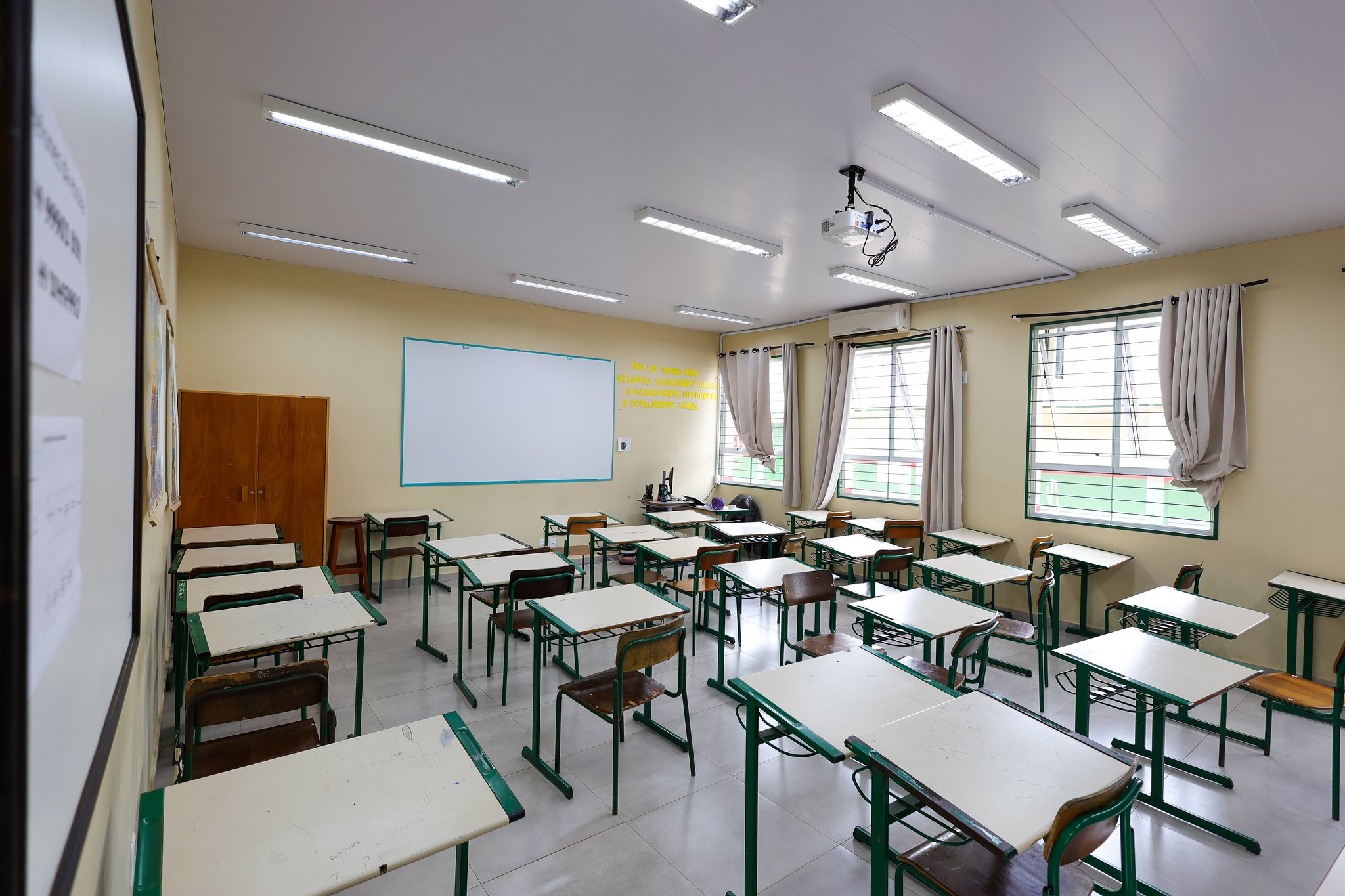 Professor é investigado por importunação sexual contra 7 adolescentes em escola de SC