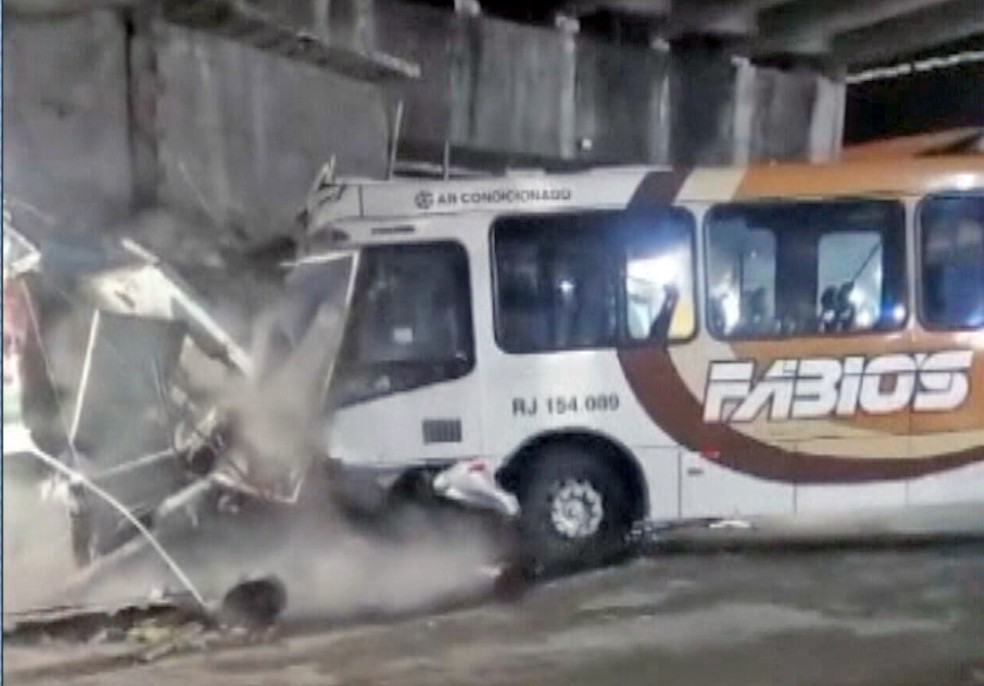 Ônibus só parou no muro da Estação Parada de Lucas da Supervia — Foto: Reprodução/TV Globo