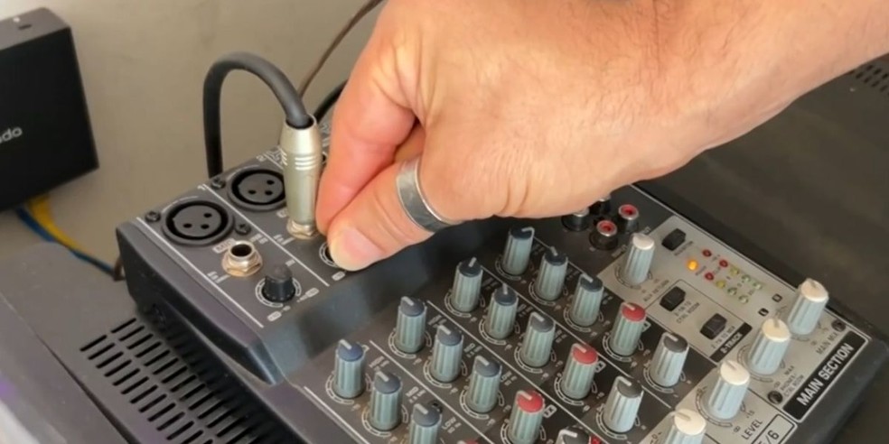 2 de 2
Para reproduzir uma música, o comércio precisa pagar uma taxa mensal ao Ecad — Foto: Reprodução/TV TEM