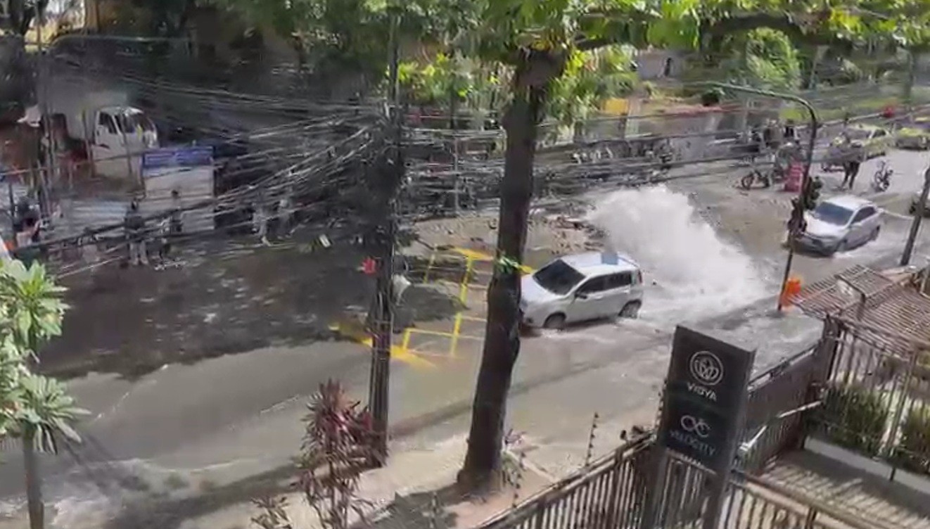 Tubulação se rompe na Rua São Clemente, em Botafogo, e causa alagamento