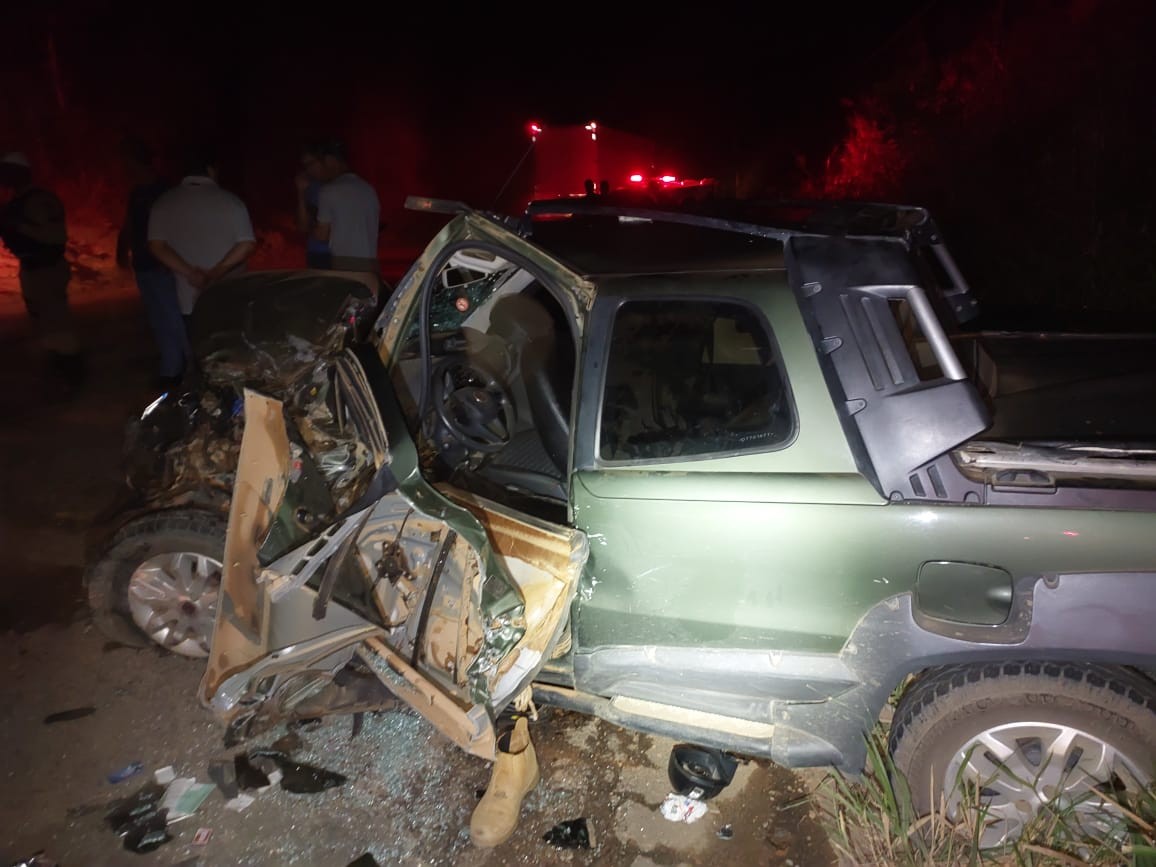 Frente de caminhonete fica destruída e motorista morre em batida com dois caminhões na MG-133, em Coronel Pacheco
