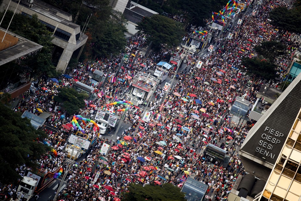 Pessoas celebram a icônica Parada do Orgulho LGBT+ em São Paulo — Foto: Carla Carniel/REUTERS