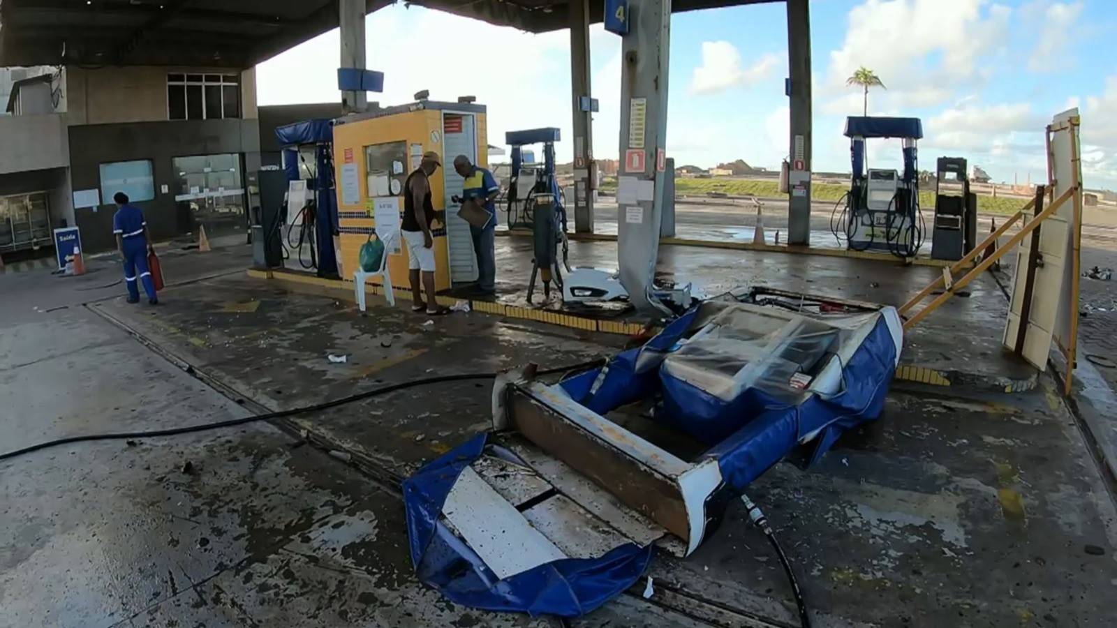 Cinco pessoas ficam feridas após carro bater em bomba de posto de combustíveis na orla de Salvador 