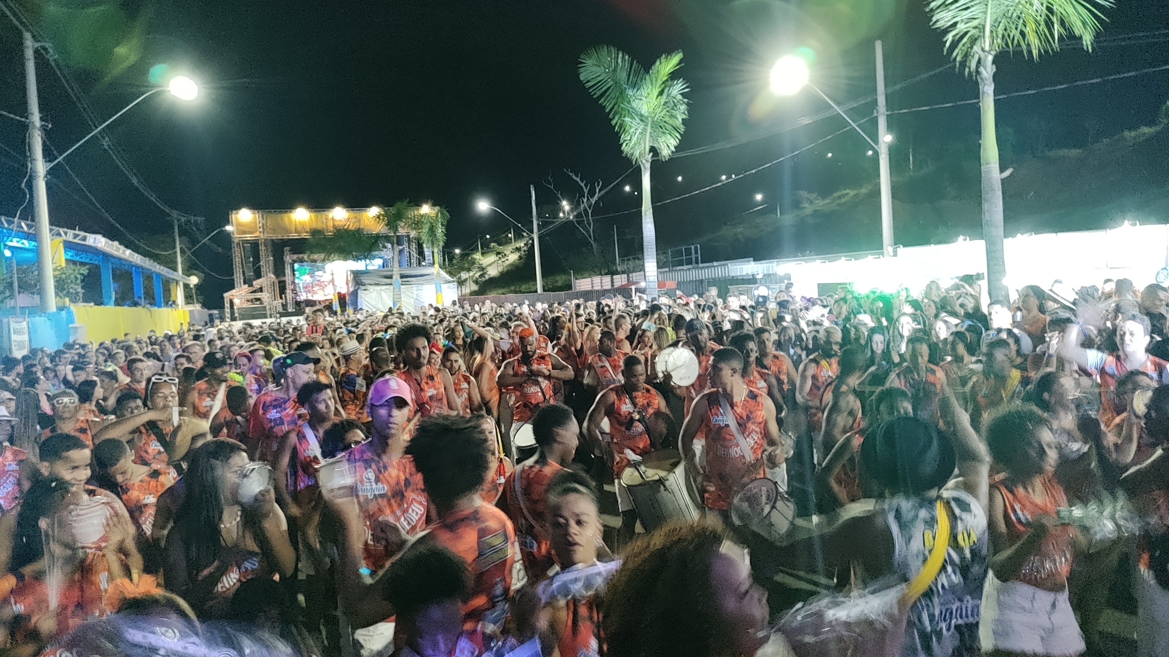 Palco e tenda do Itaúna Folia são interditados, mas programação é mantida