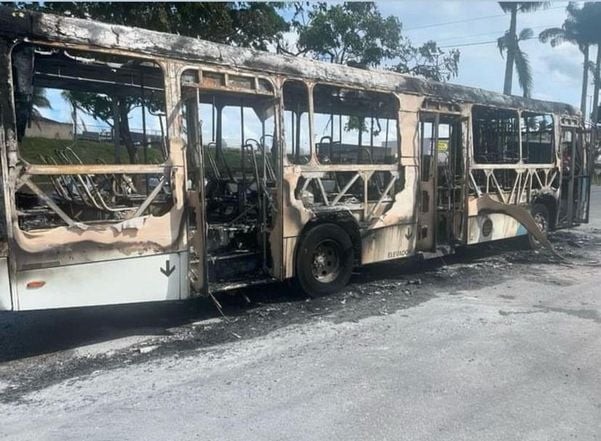 VÍDEO: ônibus do Transcol são incendiados e apedrejados na Grande Vitória; linhas são suspensas 