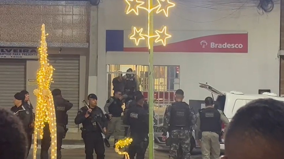 Policiais prendem dupla dentro de agência bancária em Alagoinha — Foto: TV CaboBranco/Reprodução