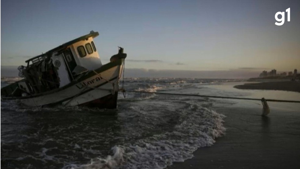Barco de pesca naufragado vira atração turística em Imbé — Foto: Mateus Bruxel