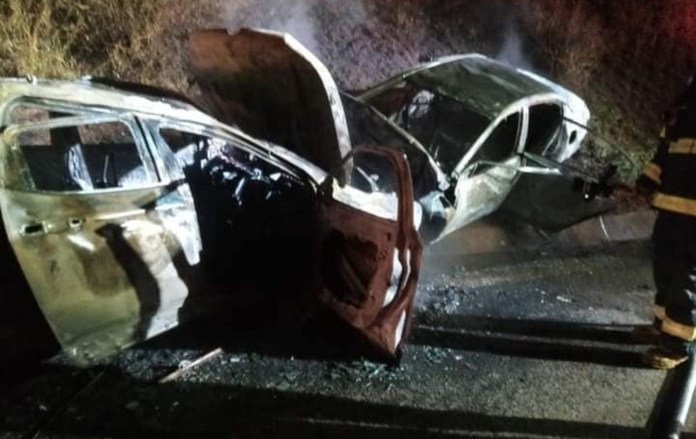 Seis pessoas ficaram feridas durante colisão frontal em Itapetininga  — Foto: AngatubaNews/ Reprodução 