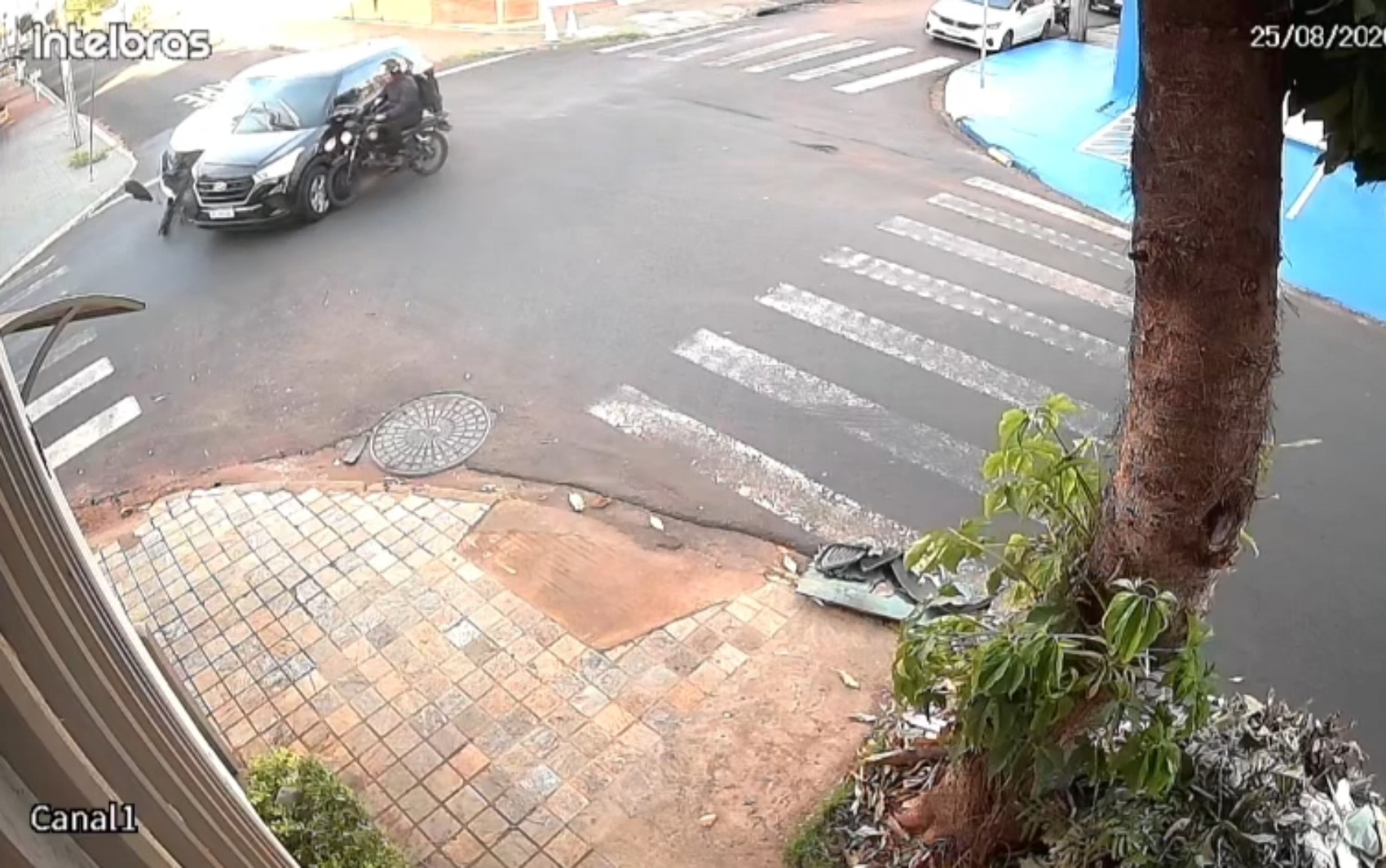 Motorista não respeita pare e atinge carro e moto em Ribeirão Preto, SP; VÍDEO