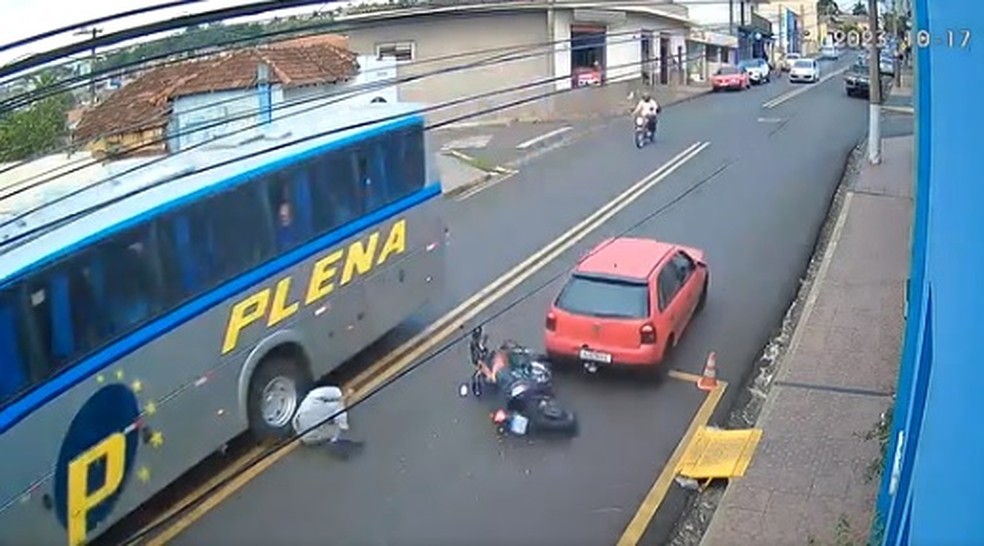 Motociclista bateu cabeça em roda de ônibus após 'fechada', em Barra Bonita (SP) — Foto: Câmera de Segurança/Reprodução