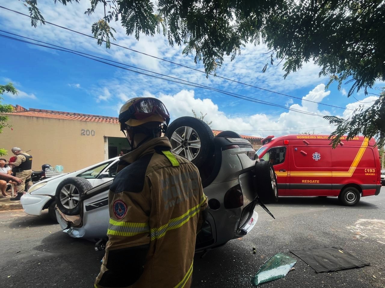 Idoso tem a mão dilacerada após capotamento no bairro Pequis, em Uberlândia