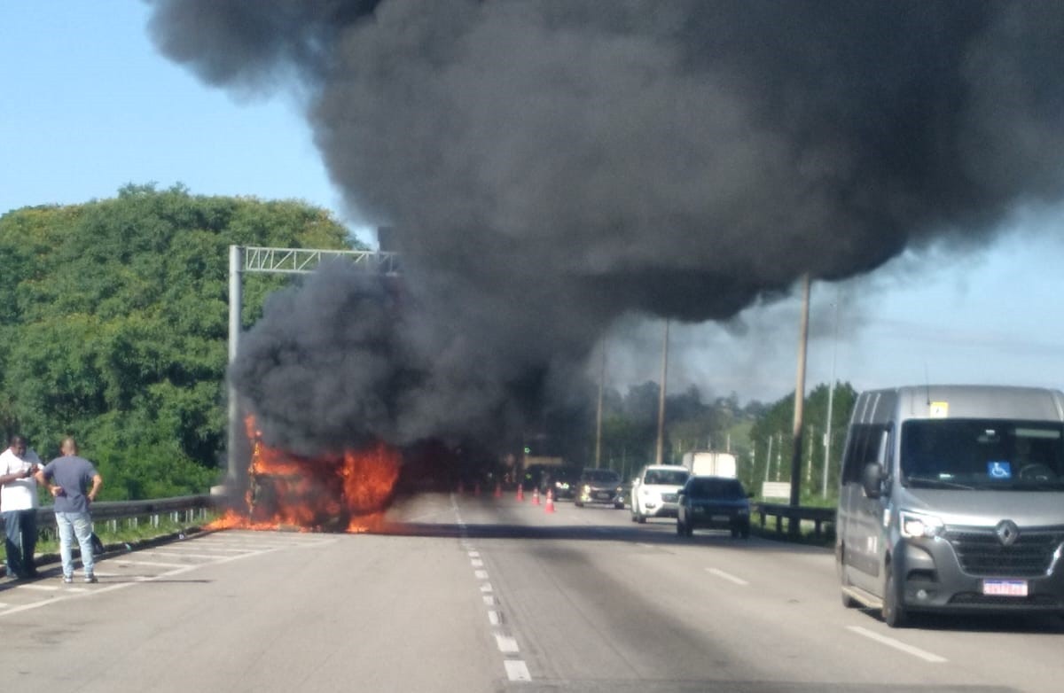 VÍDEO: caminhão pega fogo e causa lentidão na Dutra, em Jacareí