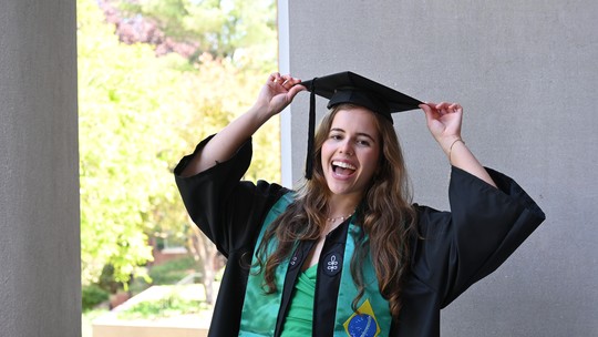 Quer estudar fora? Veja 2 dicas da brasileira que tirou a maior nota de Harvard em 2025 - Sarah Borges, de 23 anos, foi a primeira brasileira a receber o prêmio de melhor aluna entre os formandos da universidade americana. Ela compartilhou com o g1 orientações práticas sobre como dar o primeiro passo para ser aprovado no exterior.
