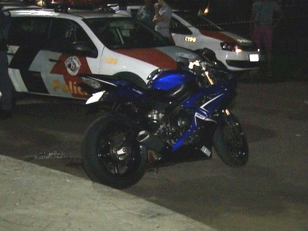 Jovem estava em uma moto quando foi atingido — Foto: Reprodução/TV TEM