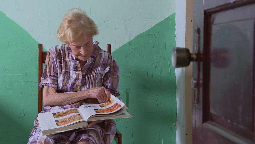 Iolanda Ribeiro Conti se formou no ensino médio aos 91 anos — Foto: Reprodução/JN 