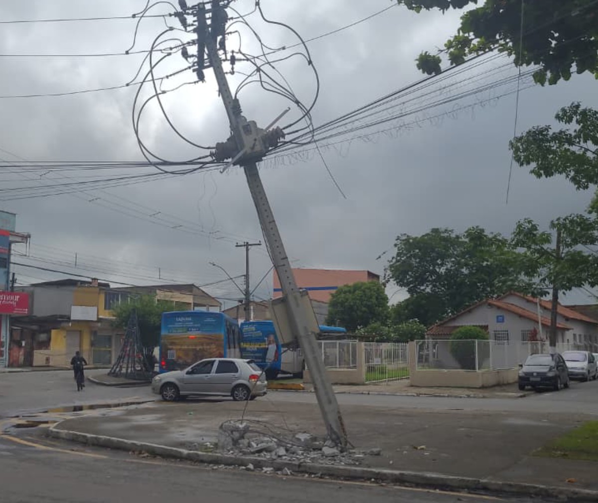 Caminhão atinge poste e rompe cabos de energia em Resende 