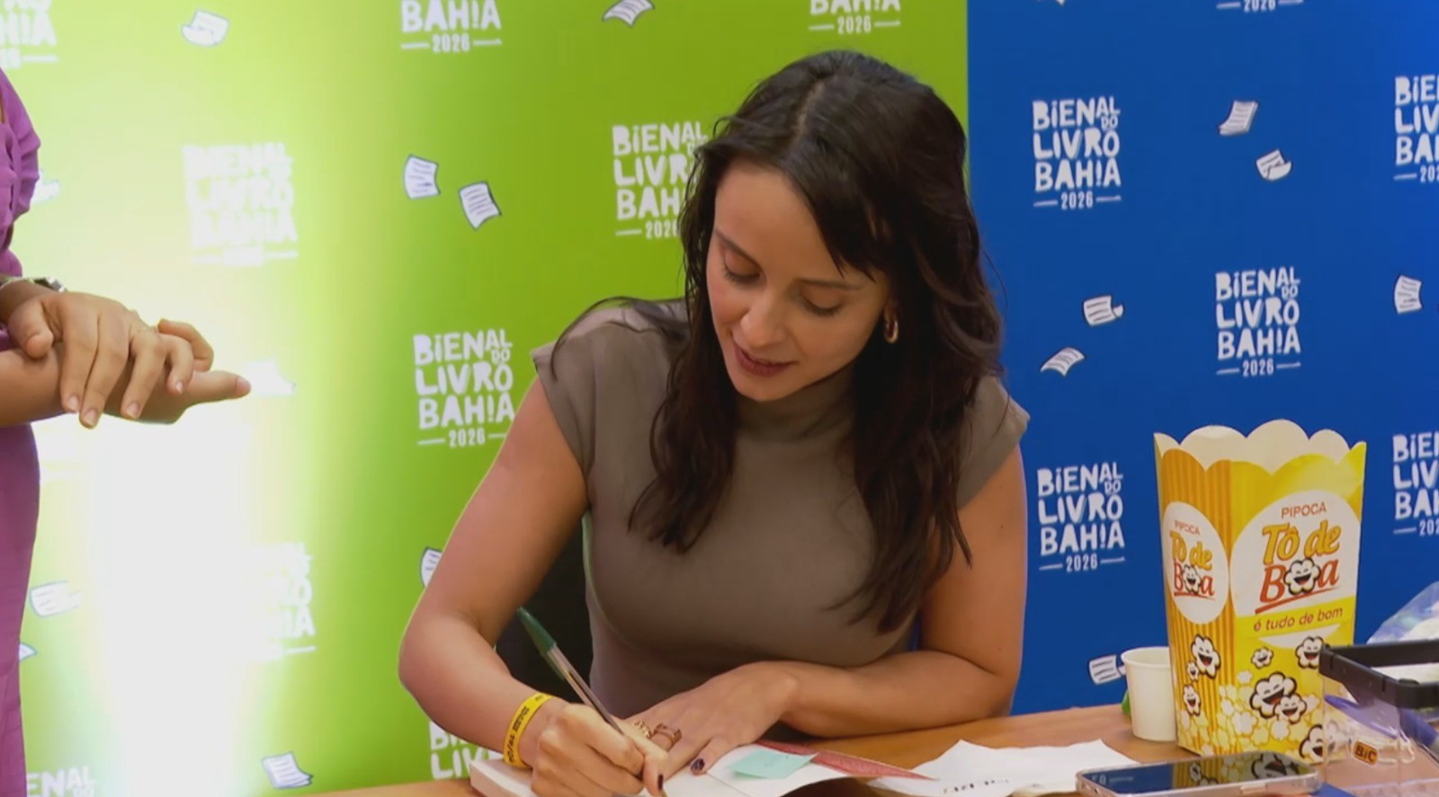 Na Bienal do Livro Bahia, Aline Bei discute sobre escrita que mistura poesia e romance com mulheres no centro da narrativa