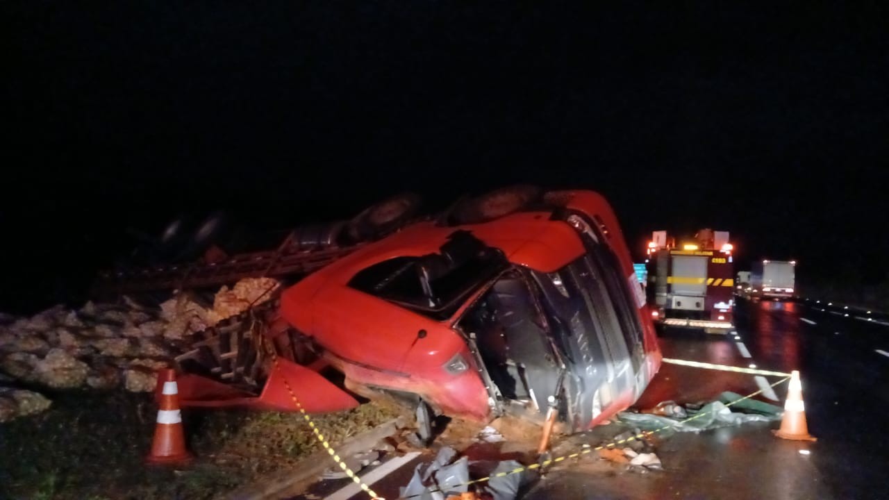 Jovem morre em tombamento de caminhão carregado com batatas na BR-135